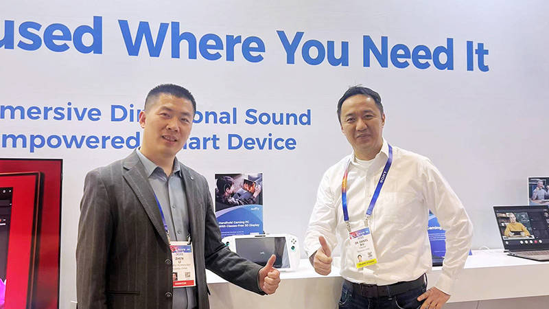 One 搭载清听声学定向扬声器聚音屏技术PP电子CES 2025 腾讯游戏掌机3D(图2)
